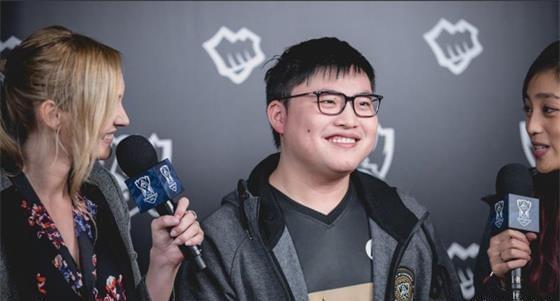 这位年轻选 这位年轻选